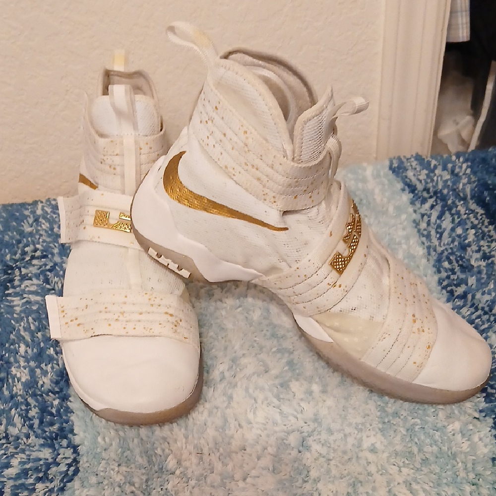 LEBRON JAMES SOLDIER VINTAGE NIKE ATHLETIC SHOES.sz 9.5
